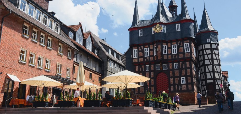 Rathaus und belebter Marktplatz