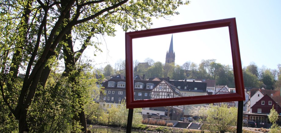 Stadtansicht vom Ederufer mit Liebfrauenkirche