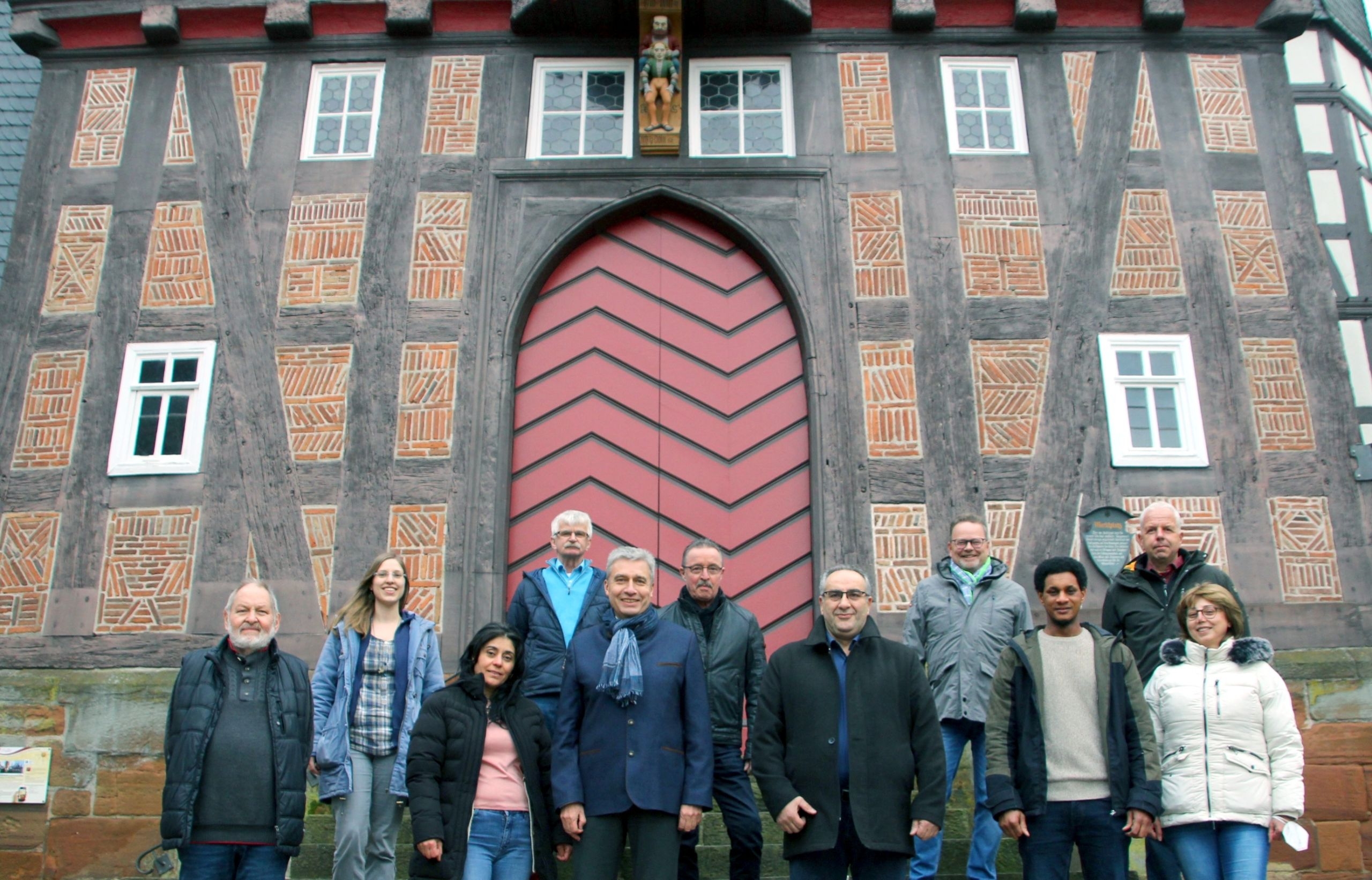 Die Integrationskommission vor dem historischen Rathausgebäude