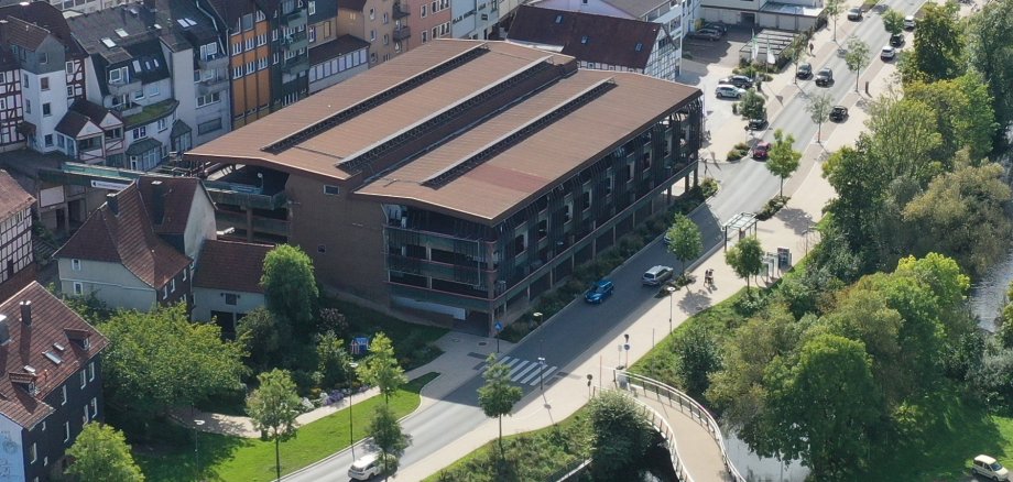 Luftaufnahme des Frankenberger Parkhauses mit Uferstraße