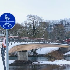 Rad- und Fußwegschild vor der Wildparkbrücke