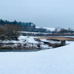 Die Wildparkbrücke vom südlichen Ederufer im Schnee