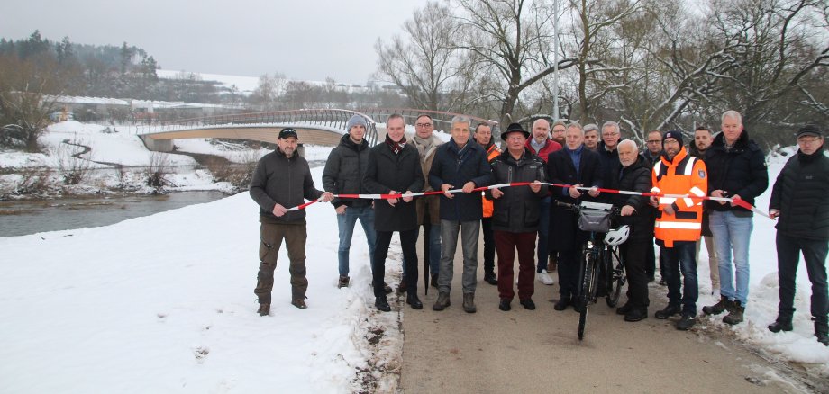Menschengruppe mit Bürgermeister und Landrat steht bei der Eröffnung vor der Wildparkbrücke