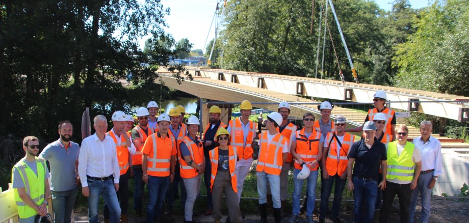 Die Delegation aus den Niederlanden mit Bürgermeister Rüdiger Heß und Bauamtsleiter Karsten Dittmar vor der im Bau befindlichen Ederdorfbrücke