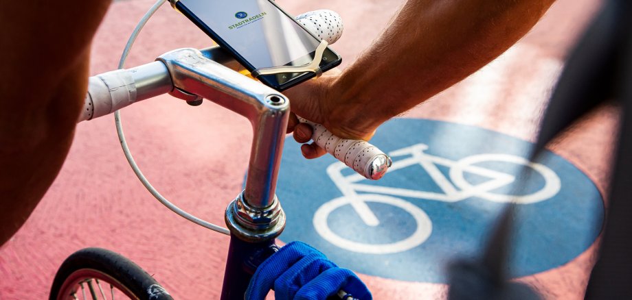 Fahrrad auf Fahrradweg mit Handy als Navigationshilfe